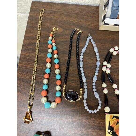 Box of vintage costume jewelry lot - Picture 8 of 15